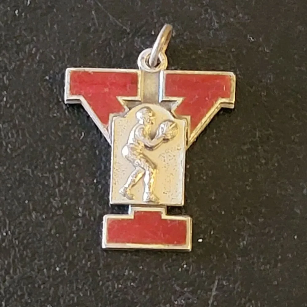 Vintage 1943 College of Idaho Yutes Basketball Badge Keychain Zipper Pull‎ Rare